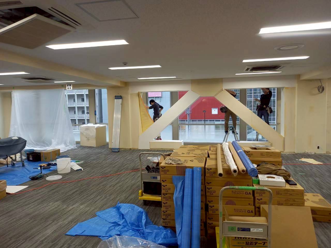 タイルカーペットや壁の仕上げ工事を進めるオフィスの内装施工現場