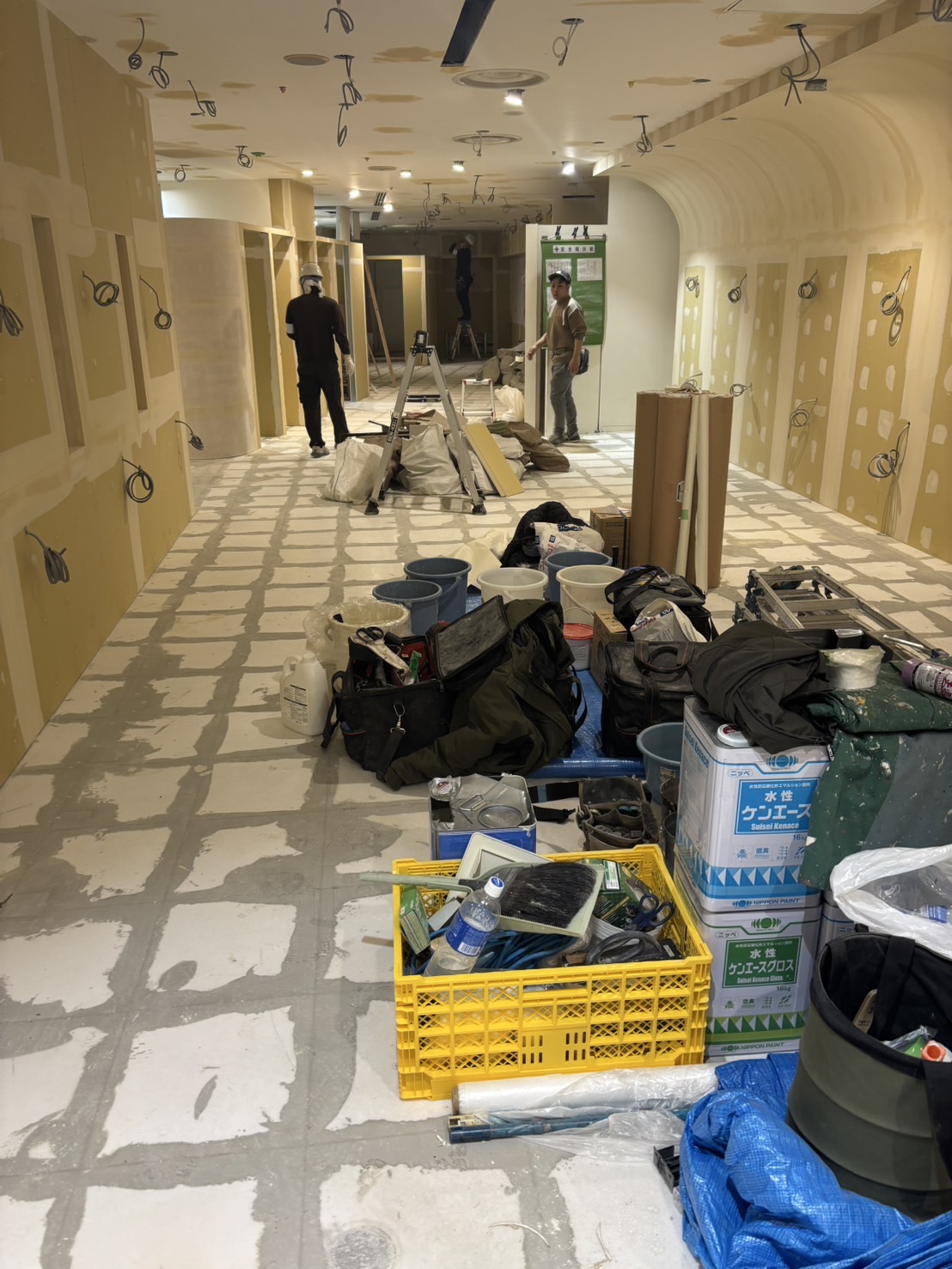 石膏ボードの壁や床の下地・仕上げ工事を進める店舗の内装施工現場