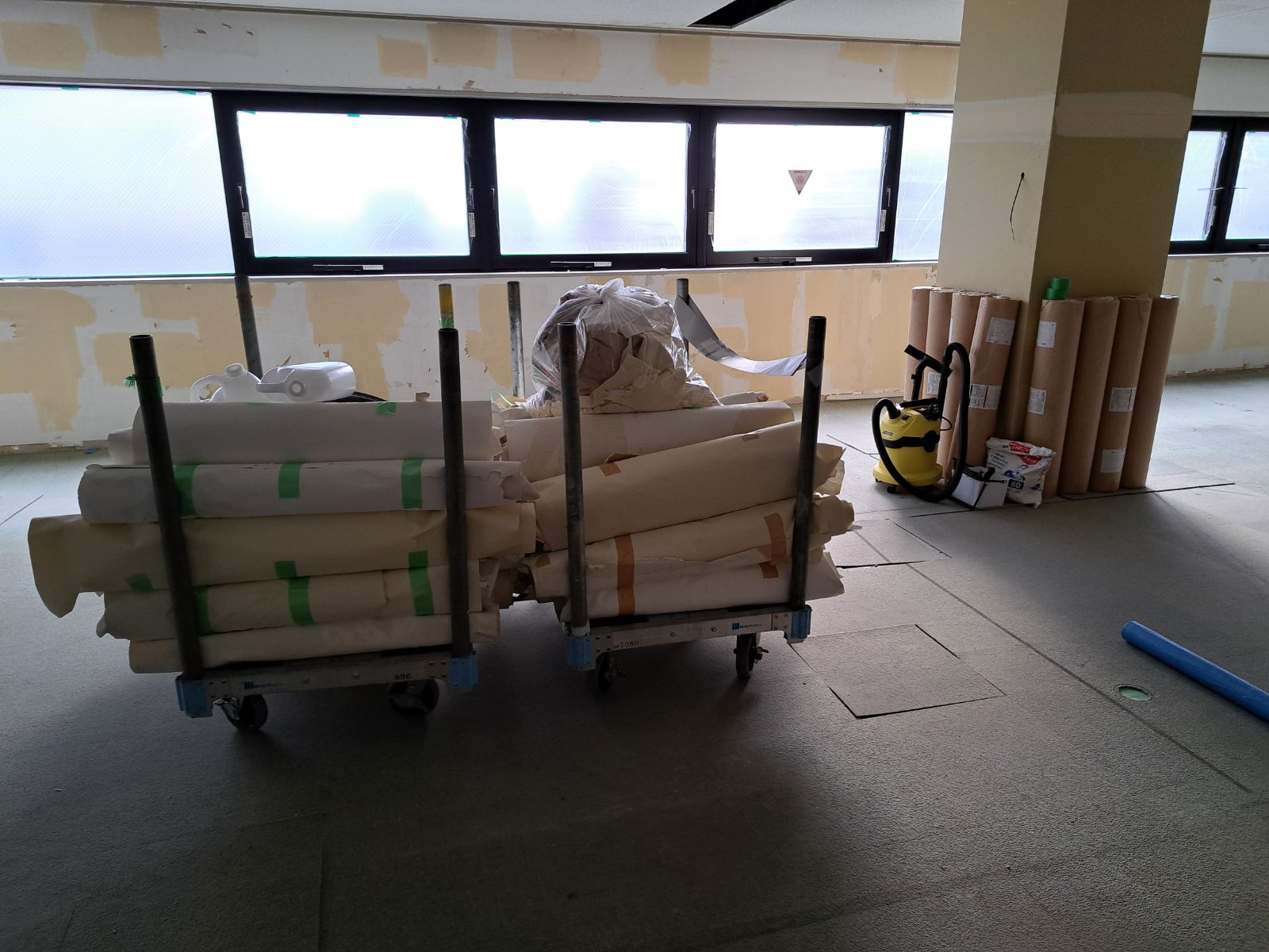 内装仕上げ工事の現場で搬入した材料を整理している様子